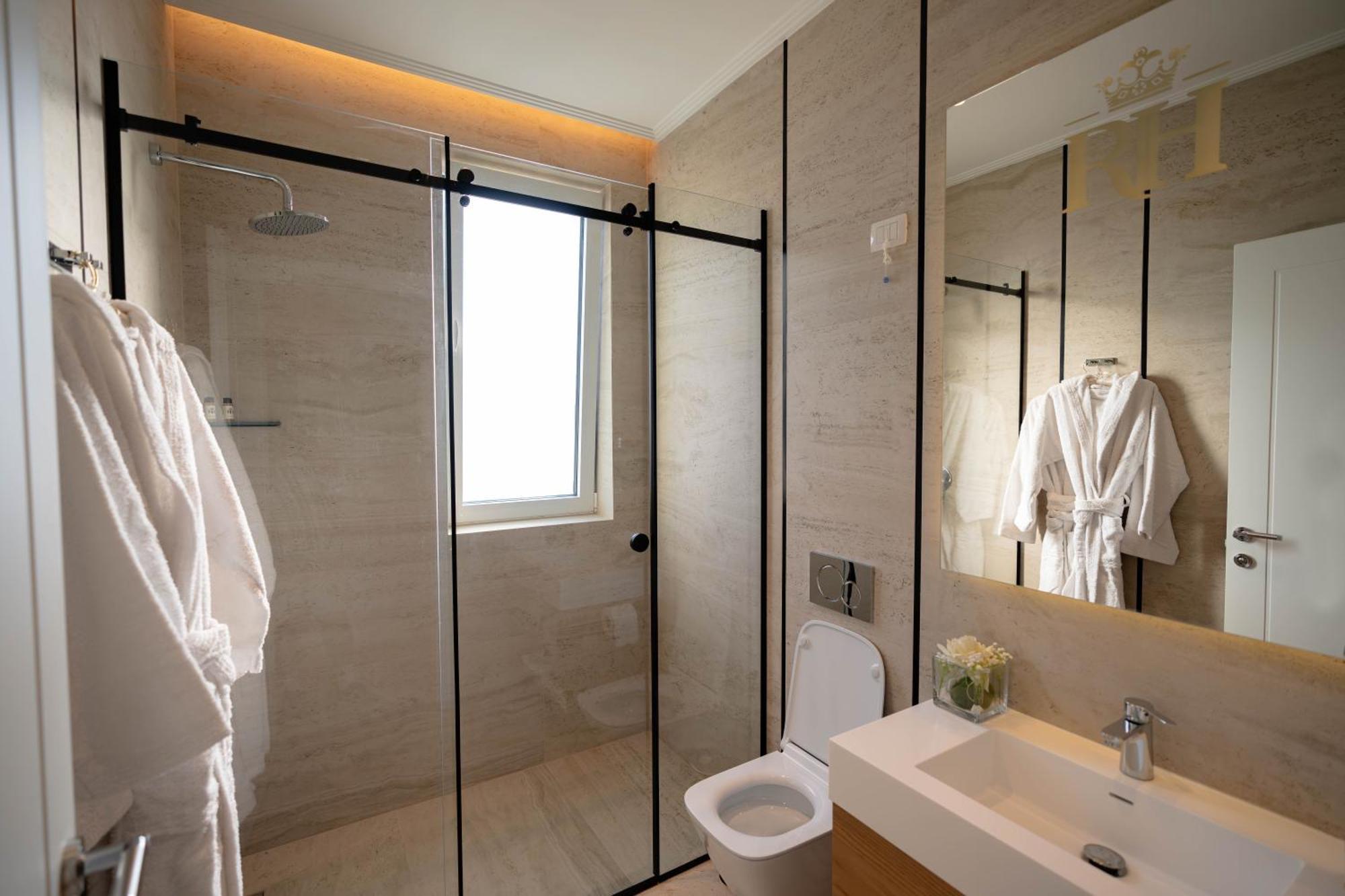 Royal Hill Hotel Vorë المظهر الخارجي الصورة