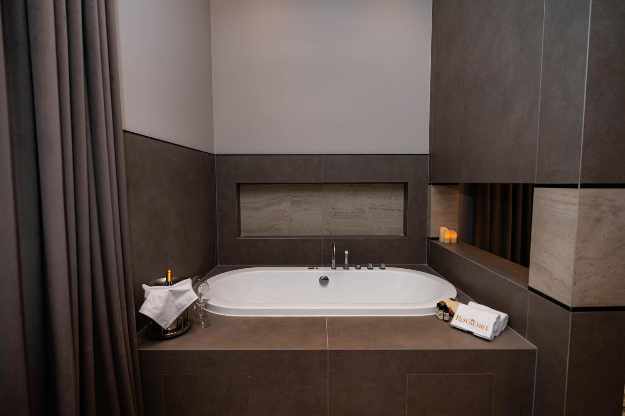 Royal Hill Hotel Vorë المظهر الخارجي الصورة