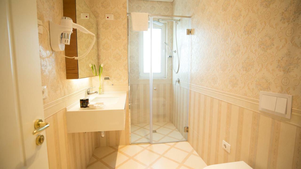 Royal Hill Hotel Vorë المظهر الخارجي الصورة
